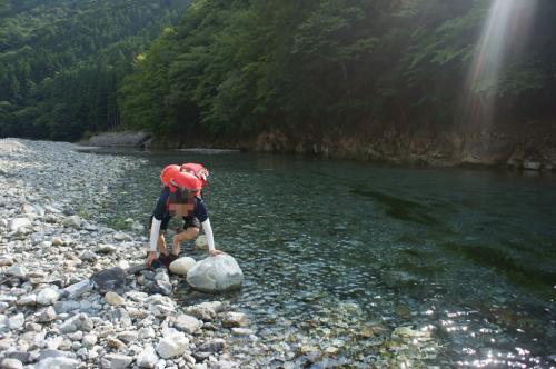 川迫ダムに出たらはだしで対岸を渡るけど、足が石に当たりまくって痛かった