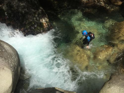 ここでひでぶーさんが直登を試みる。沢はこういうのも面白いのよね