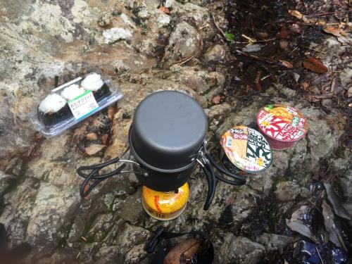 もうお昼なのでここで昼食をとります