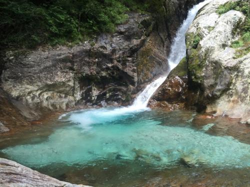 何度見ても素晴らしい大峰ブルーのキレイな滝だ。
