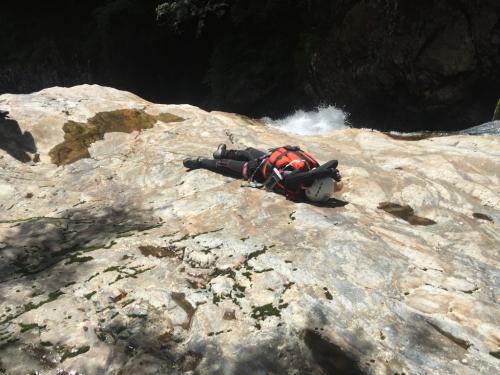 滝を登るとひなたぽっこできるところがあってS嬢が体を温める。さっきの昼食の場所は日陰だったのでやけに寒かった