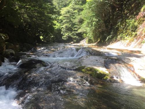 滝の上のナメ地帯を進んでいきます