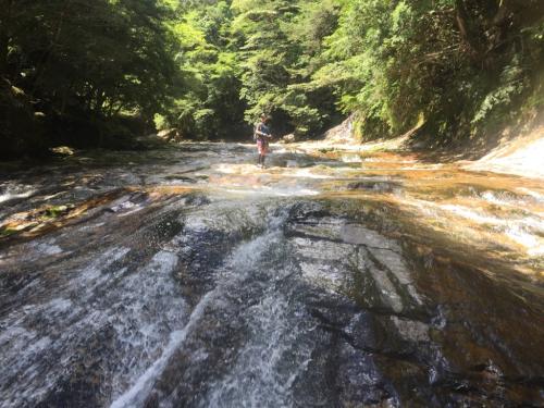 この後、撮影しながらナメ地帯ですっころんだ