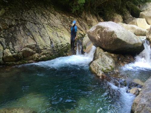 ひょーっとこの高い岩から飛び降りる