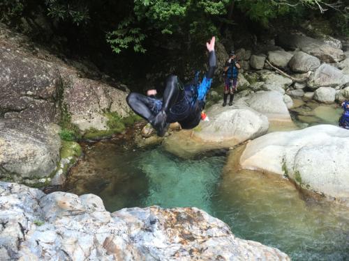 続いてひでぶーさんがバク宙で飛び込み