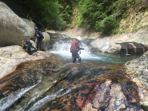 帰りもロープを出して沢を渡る