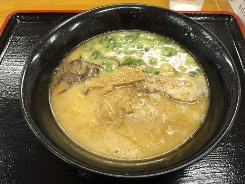 とんこつラーメンを注文。これ結構濃厚であっさりしていてなかなかグッドだった