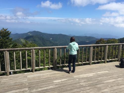 展望台に到着。熊野灘は霞んでいたが肉眼ではよく見えた