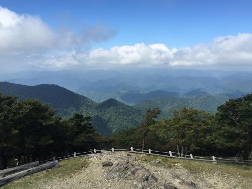 北方面はまだ連なる山々が見える