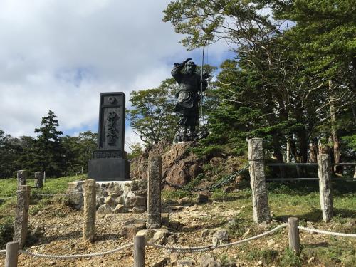 神武天皇の像がある