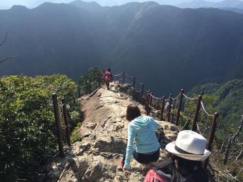 大蛇嵓に到着。S嬢の友達は高度感あってちょっとビビリ気味