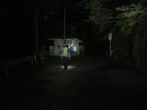 駐車場所のこの地点からスタート。4:25スタートでまだ暗い