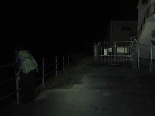 変電所の横を通り