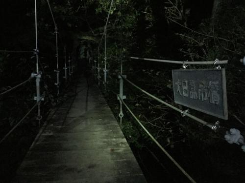 最初のつり橋を渡る