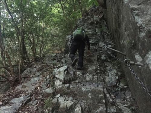 一気に明るくなり、ここからはこういった岩場の道が多くなる