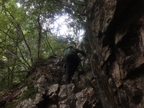 さらに岩場を登る