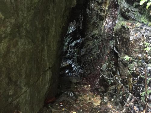 記事でよく見るこの岩の間のトンネル