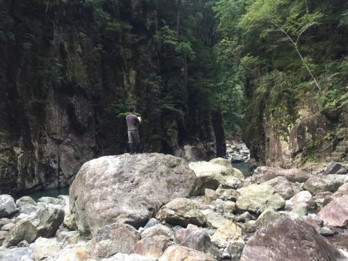 シン渕は迫力あるごつい岩肌がすごい