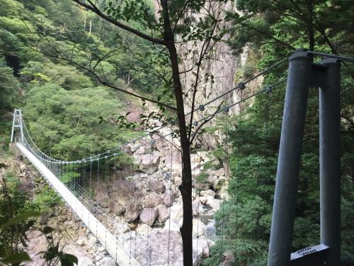 平等嵓吊り橋。すごい高さだ