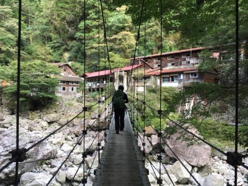 桃ノ木小屋手前の吊り橋を渡る
