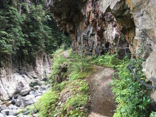 またこういう絶壁の道。昔行った母の話によるとこんな鎖はなくてよく滑落事故が起きてたとか