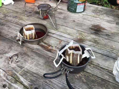 ひでぶーさんが持ってきたドリップでコーヒーを作っていた。こういうところでのドリップコーヒーは格別に美味い！