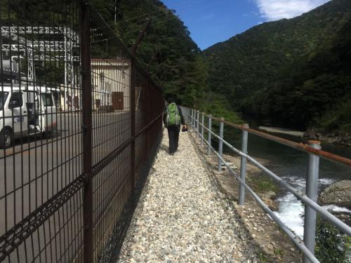 変電所の横を歩き