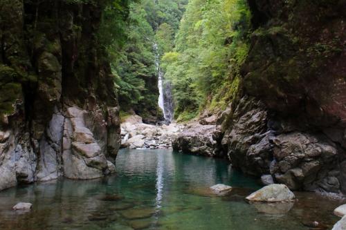 シン渕。奥にニコニコ滝