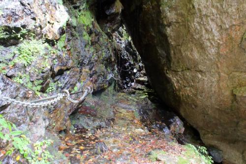 よく記事にある岩のトンネル反対側