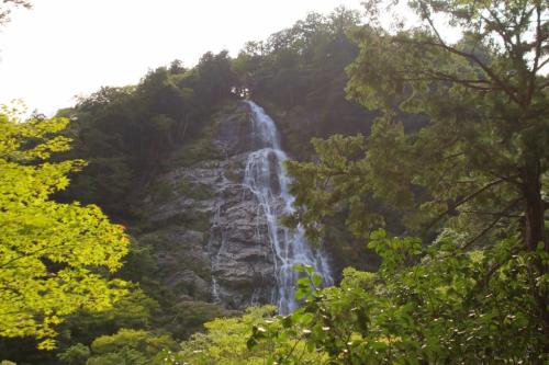 千尋滝。これもすごい滝だったけど逆光だったのが残念