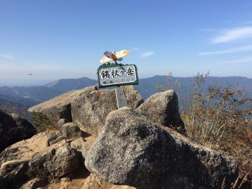 錫杖ヶ岳（676m）に到着。思ってたより早かった。山頂なのに誰もいない・・・もうみんな下っていったようだった。ちなみに、ここからは360度パノラマ展望だった。