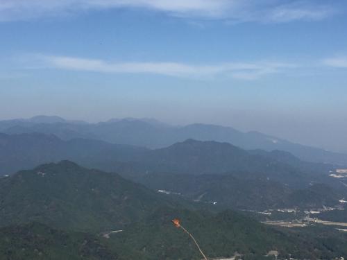 ズームで鈴鹿山脈。うっすらと御在所やら鎌ヶ岳が見える