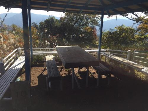 山頂は虫が多かったので直下にある東屋でお昼をいただく