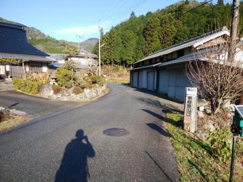 ここから左の民家のほうへ入っていく