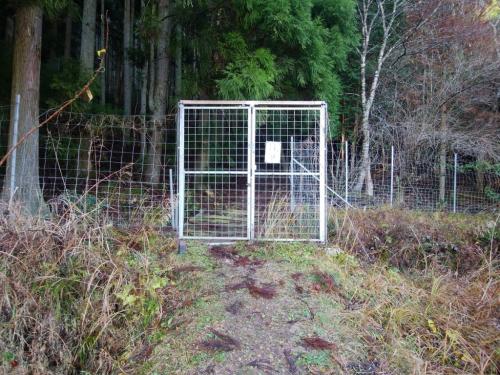 柵を開けて入山