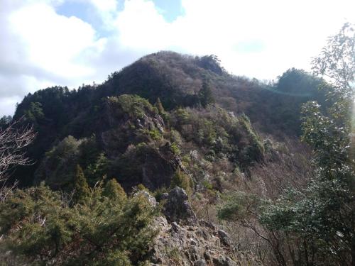 ここから岩場の道になりいくつか鎖場がある