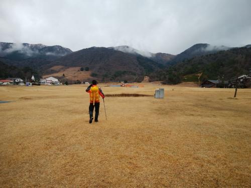 まずはゲレンデを歩いていく。しかし雪が全くない