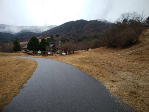 ゲレンデの奥まで行くと登山口がある