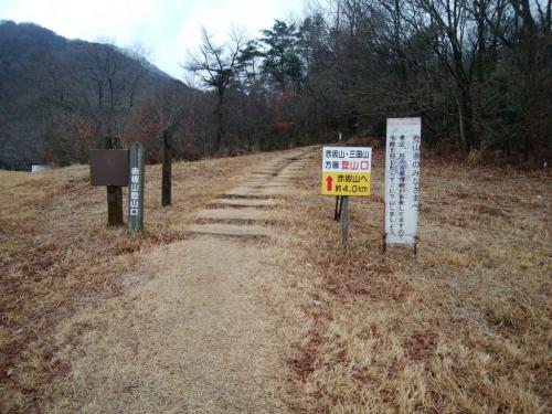 赤坂山登山口。ここから入山で頂上まで4kmとがんばります