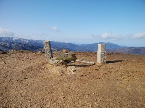 地面に赤坂山のプレートがあった（823.8m）