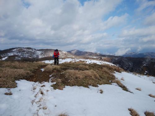 さっき登った赤坂山があんなところに。奥のピークは三国山