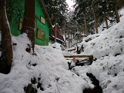 山小屋かなや。もちろん冬はやってない