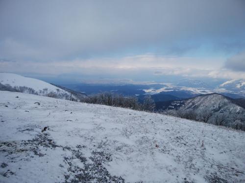 昼食後、避難小屋から表に出てみると琵琶湖が見えてるじゃないですか！伊吹山は半分雲に隠れてました