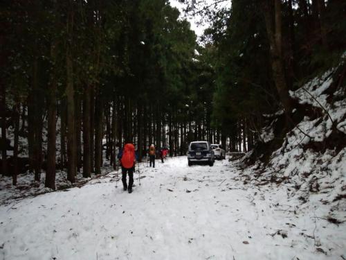 榑ヶ畑登山口から1時間弱で駐車場所へ戻ってこれた。車が見えた時はうれしさ数倍だったことは言うまでもない。お疲れ様でした～