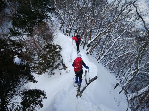 今度はあまりハマることはないけど、スノーシューの人は結構歩きにくそうだった。ちなみに、わかんは安定して歩けた