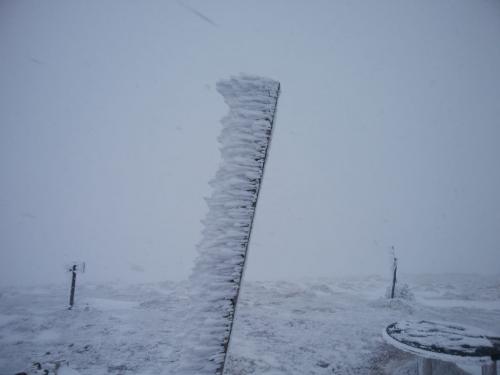 えびの尻尾。まだ吹き付けて雪降ってたからもっとすごいことになるのかも