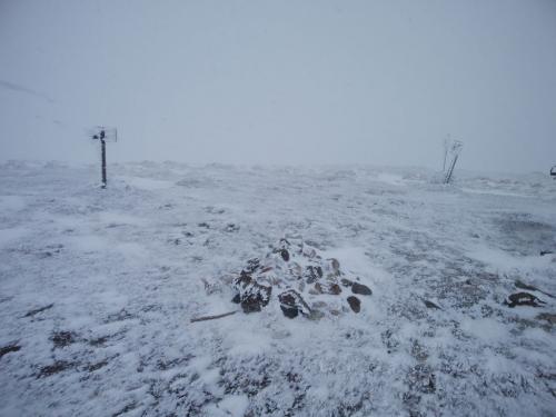 頂上の雰囲気。もうこんな状況ではいたくないのでさっさと撤収になった