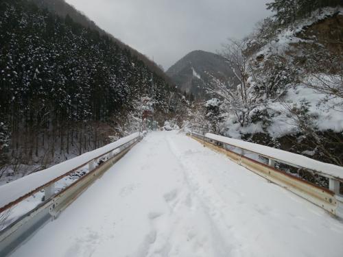 熊渡の段階でこの雪の量。これ敗退は免れないかなっと思いながらのスタート