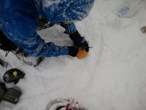 ここでえのさんがお湯を沸かそうとするけど、寒冷地用のガスではないので火がつかない＞＜僕も持ってたけど、ノーマルガス・・・結局、お湯は諦めてさっさと下山する