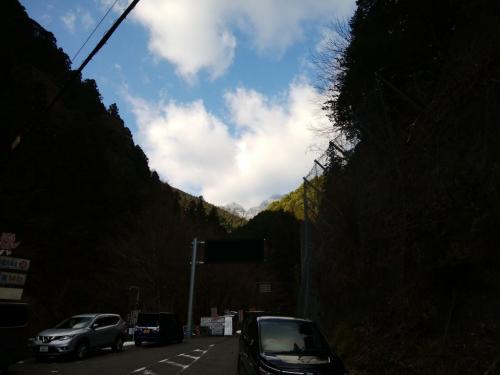 駐車場所から大普賢方面を見るとまだ現役の雪山だけど、この付近は雪が全くない